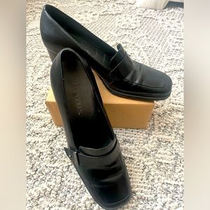 Ladies dress pumps.
